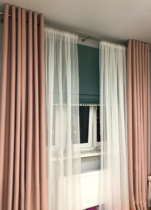 Портьеры и вуаль в гостиной, пудровые тона